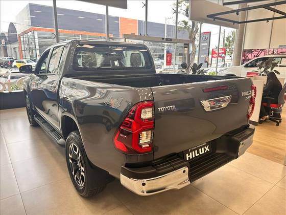 TOYOTA HILUX 2.8 D-4D TURBO DIESEL CD SRV 4X4 AUTOMÁTICO